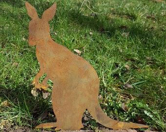 Kleines Edelrost Känguru erkundet die Welt. Dieser außergewöhnliche Gartenstecker ist aus Metall mit Rostpatina