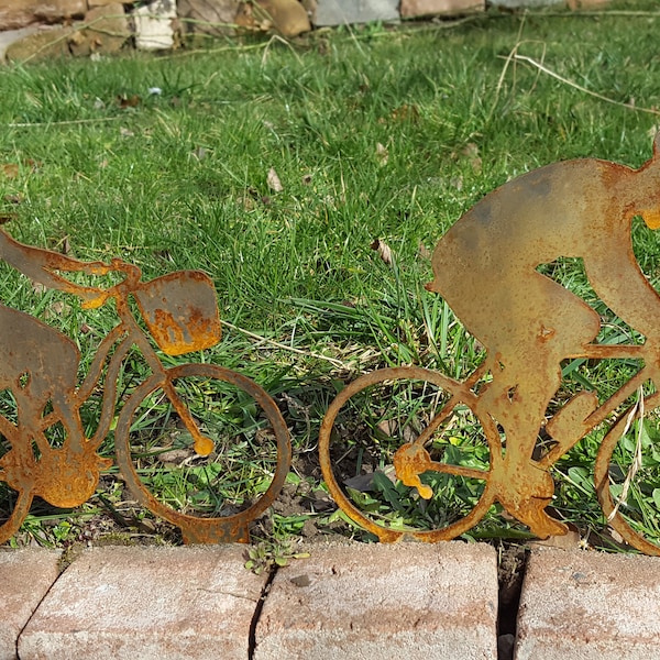 Radfahrer auf Tour. Diese außergewöhnlichen Edelrost Gartenstecker fahren gerne in Töpfen oder im Garten