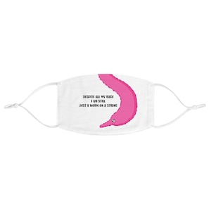 Könnte beinhalten: Weiße Gesichtsmaske mit einem rosa Wurm an einer Schnur und dem Text "Despite all my rage I am still just a worm on a string."