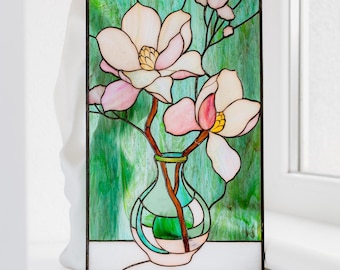 Magnolia de vidriera en jarrón para colgar en la ventana. Decoración botánica de pared. Arte floral de pared en vidrio. Panel de vidriera personalizado. Regalo de cumpleaños para mamá.