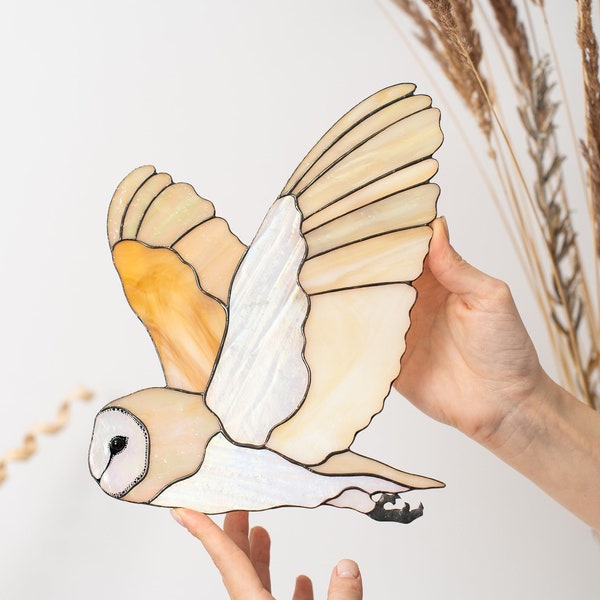 Gracieuse tenture murale de chouette effraie, décor d’oiseau en vitrail, décor animalier des bois, art mural neutre, art rustique, figurine de hibou, grand art mural