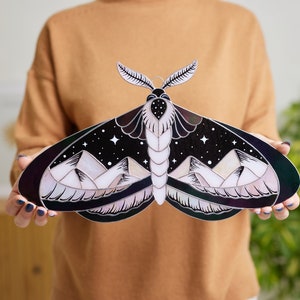 Wanddekoration aus Glasmalerei mit Motten, handbemalter Wandbehang mit Bergen, verträumte Nachthimmel-Heimdekoration, einzigartiges Geschenk für Mama, zeitgenössische Kunst
