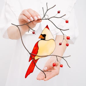 Glasmalerei weiblicher Kardinal mit Beeren Wandbehang Handgemachter Vogel Sonnenfänger Cottagecore Kardinal Wandkunst Glas Kardinal Gedenkgeschenk