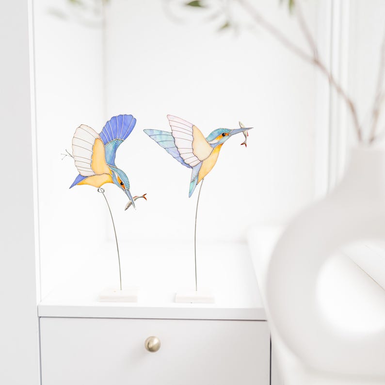 Decorazione da tavolo a forma di martin pescatore in vetro colorato, regalo per pescatori, complemento d'arredo in stile cottagecore, scultura di uccello selvatico, supporto per vaso di piante, decorazione per davanzale. immagine 15