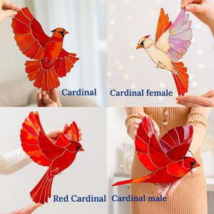 Wanddekoration aus Buntglas mit Eisvogelmotiv, handgefertigter Wandbehang, naturinspirierter Sonnenfänger, Geschenk für Vogelbeobachter, individuelle Vogelskulptur Bild 9