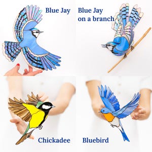 Wanddekoration aus Buntglas mit Eisvogelmotiv, handgefertigter Wandbehang, naturinspirierter Sonnenfänger, Geschenk für Vogelbeobachter, individuelle Vogelskulptur Bild 6