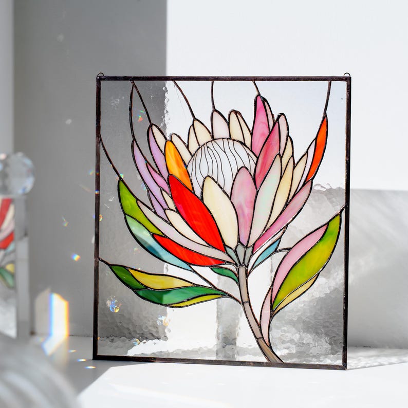 Panel de vidrieras con flores de protea, adorno floral para ventana, decoración botánica para pared, decoración moderna para el hogar, decoración personalizada para ventanas, regalo hecho a mano para mamá. imagen 1