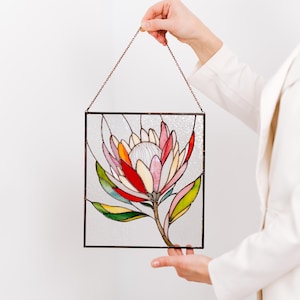 Panel de vidrieras con flores de protea, adorno floral para ventana, decoración botánica para pared, decoración moderna para el hogar, decoración personalizada para ventanas, regalo hecho a mano para mamá. imagen 12