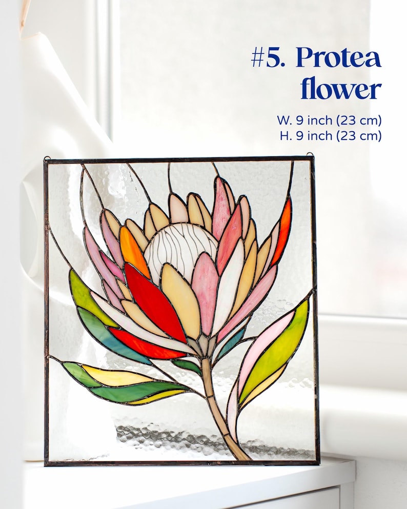 Puede incluir: Un panel de vidrieras con un dise&ntilde;o de flor de protea colorido. La obra de arte incluye tonos de rosa, rojo, amarillo y verde, con un tallo y hojas marrones. El panel mide 23 cm de ancho y 23 cm de alto, con el texto "#5. Protea flower".