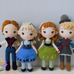 K&ouml;nnte beinhalten: Vier geh&auml;kelte Puppen, die von den Figuren aus dem Film Frozen inspiriert sind. Die Puppen sind in ihren charakteristischen Outfits gekleidet: Elsa in einem blauen Kleid, Anna in einem gr&uuml;nen Kleid, Kristoff in einem braunen und blauen Outfit und Hans in einem grauen und blauen Outfit.