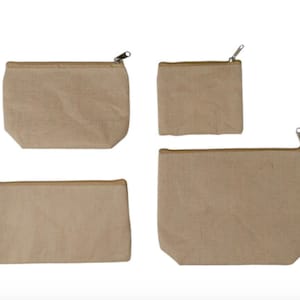 Könnte beinhalten: Vier beigefarbene Canvas-Reißverschlusstaschen in verschiedenen Größen werden vor einem weißen Hintergrund gezeigt. Jede Tasche hat einen Metallreißverschluss und eine kontrastierende Zierleiste am oberen Rand. Die Taschen sind rechteckig mit abgerundeten Ecken.