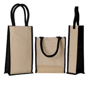 K&ouml;nnte beinhalten: Drei beigefarbene Jute-Tragetaschen mit schwarzen Verzierungen und Griffen. Die Taschen variieren in Gr&ouml;&szlig;e und Form, eine ist hoch und schmal, eine quadratisch und eine rechteckig. Die Griffe sind robust.