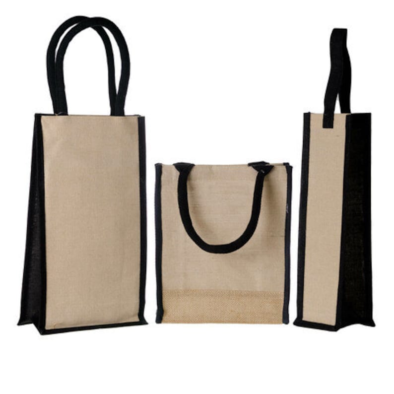 K&ouml;nnte beinhalten: Drei beigefarbene Jute-Tragetaschen mit schwarzen Verzierungen und Griffen. Die Taschen variieren in Gr&ouml;&szlig;e und Form, eine ist hoch und schmal, eine quadratisch und eine rechteckig. Die Griffe sind robust.