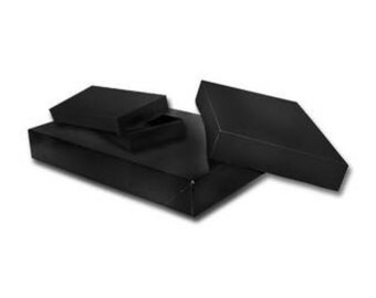 Puede incluir: Un conjunto de cajas de cartón negras de varios tamaños, dispuestas sobre una superficie blanca. Las cajas son rectangulares con tapas, lo que sugiere envases o contenedores de almacenamiento. La imagen está bien iluminada, resaltando los bordes afilados y las líneas limpias de las cajas.