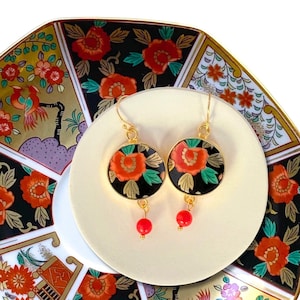 Rot Floral Asiatisch Inspirierte Ohrringe handgemacht mit Upcycled Imari Porzellan & Vintage Roten Perlen, Japanische Ästhetik China Schmuck Geschenk für Sie