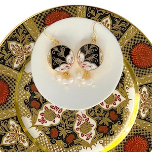 Pendientes eclécticos de porcelana Imari reciclados con intrincados adornos de porcelana negra y dorada, impresionante joyería artesanal de inspiración asiática, regalo para ella.