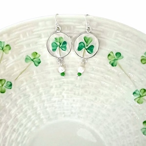 Kolczyki z zieloną koniczyną wykonane ręcznie z porcelany Vintage Belleek, biżuteria z 3-listnej koniczyny w kształcie złamanej porcelany, prezent na szczęście dla Irlandczyków, duma i dziedzictwo