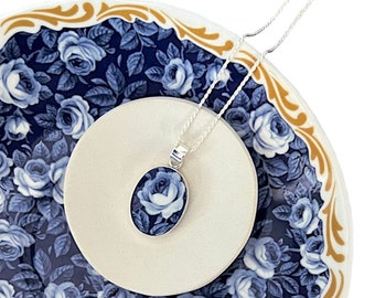 Elegante collana con rosa blu realizzata a mano con porcellana riciclata, gioiello in porcellana rotta, regalo premuroso per il 18° o 20° anniversario di matrimonio per la moglie.
