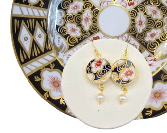 Boucles d'oreilles asymétriques en porcelaine de Derby Imari à couronne royale faites à la main avec de la Chine recyclée, cadeau unique de bijoux en Chine pour femme