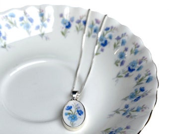 Colar "Não Me Esqueças" em porcelana, delicado pingente de porcelana quebrada, joia vintage em porcelana quebrada, presente atencioso para ela.