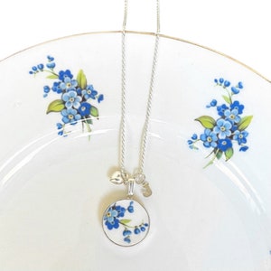 Collar personalizado de porcelana reciclada "No me olvides" hecho a mano con letra inicial y dije de corazón en plata esterlina, regalo de joyería de porcelana rota
