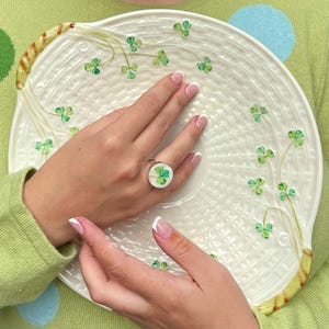 Pierścień Belleek China Shamrock wykonany ręcznie z zabytkowej irlandzkiej ceramiki i srebra próby 925, biżuteria z czterolistnej koniczyny z rozbitej porcelany na prezent dla kobiet