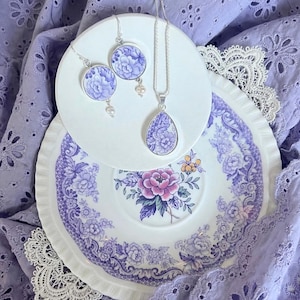 Delicados pendientes de porcelana Spode con transferencia de lavanda morada, regalo para el Día de la Madre, joyería vintage de porcelana reciclada con plata de ley.