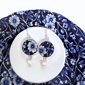 Pendientes de porcelana azul calicó reciclados con flores azules y blancas y plata de ley. Un regalo de cumpleaños para ella.