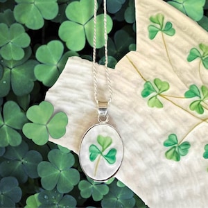 Collar vintage Belleek de trébol de tres hojas de porcelana china, hecho a mano. Joya de porcelana rota, regalo para la buena suerte irlandesa.