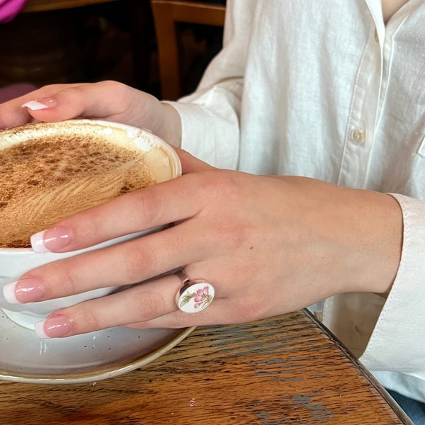 Bague en fleurs de cerisier faite à la main avec de la porcelaine recyclée et de l'argent sterling, bague japonaise en sakura, cadeau de bijoux en porcelaine brisée floral rose pour elle