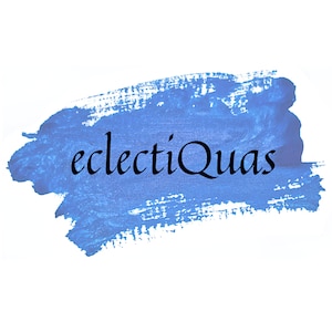 Peut inclure: Un coup de pinceau bleu avec le mot "electiQuas" en &eacute;criture cursive noire. Le fond est blanc. La peinture bleue a un aspect textur&eacute;, sugg&eacute;rant de l'aquarelle ou de l'acrylique.