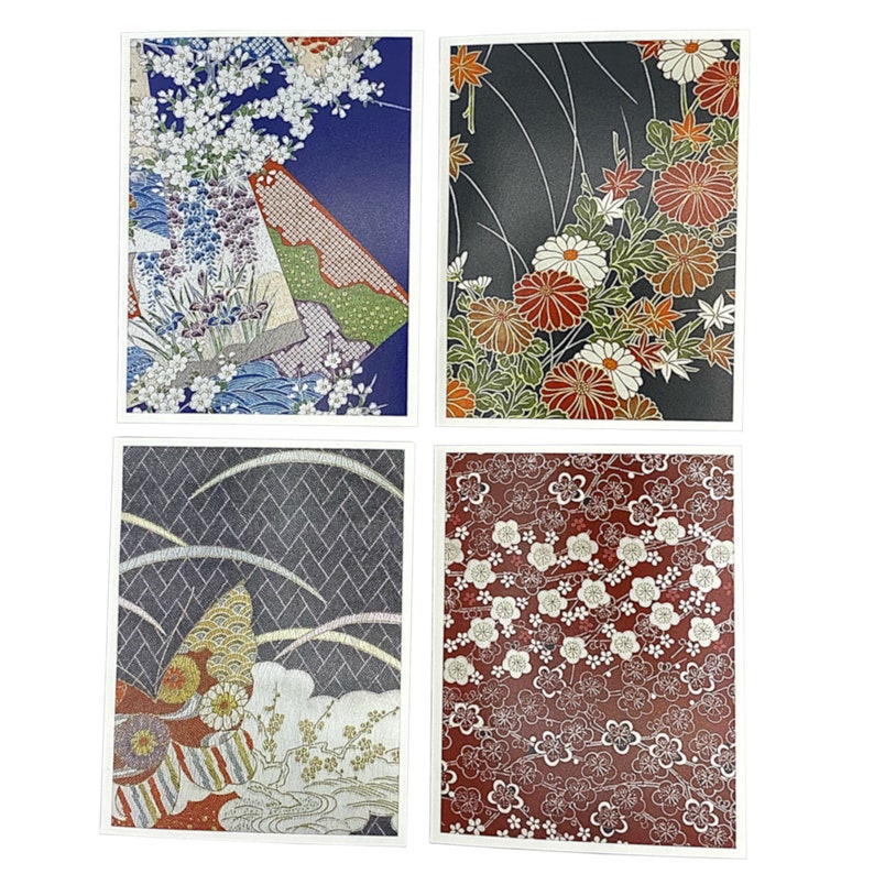 Pode incluir: Quatro cart&otilde;es retangulares com padr&otilde;es florais e geom&eacute;tricos de inspira&ccedil;&atilde;o japonesa. Os cart&otilde;es apresentam designs com cores brancas, vermelhas, azuis e douradas. Os padr&otilde;es incluem flores, folhas e formas abstratas.