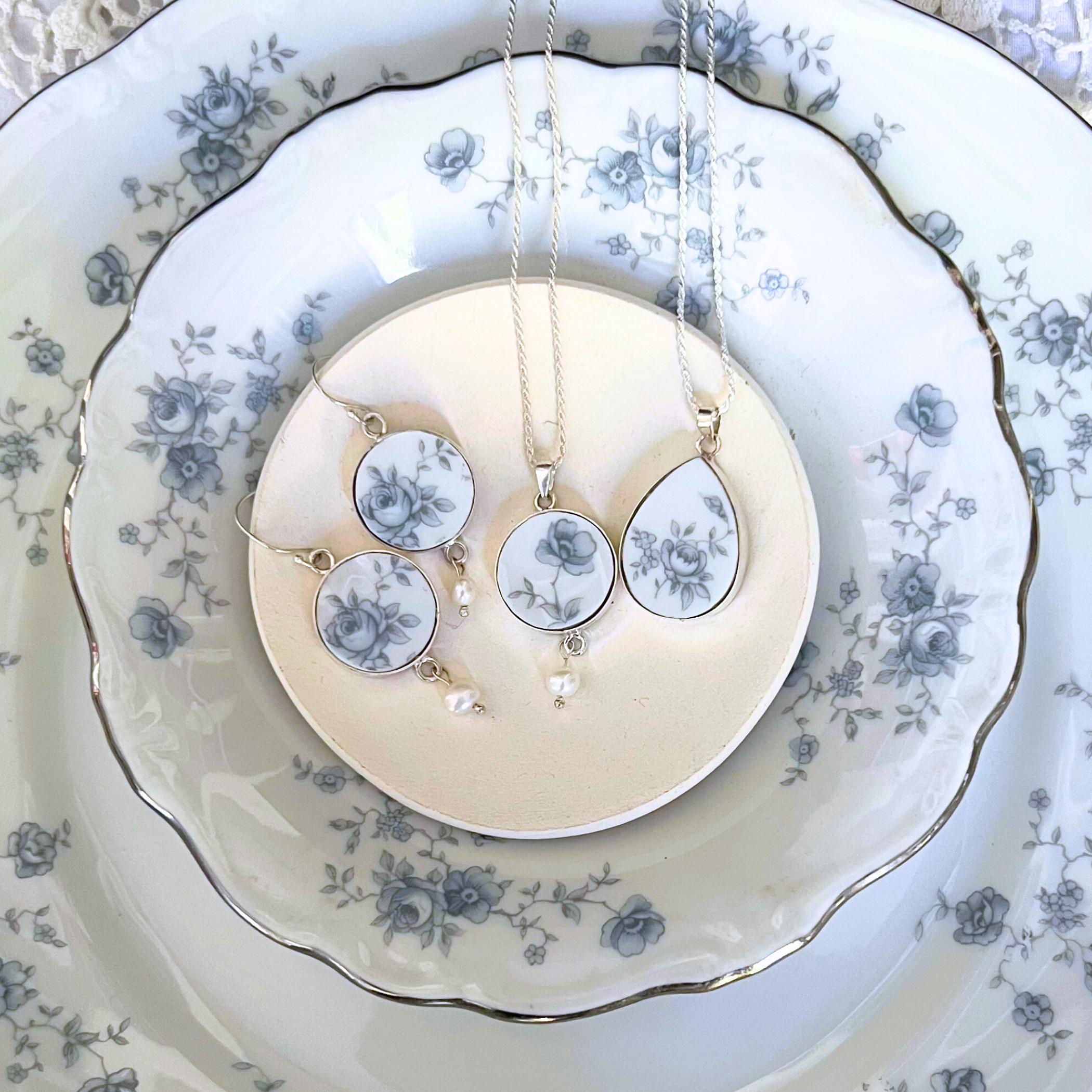 Pendentif En Laiton Doré Avec Porcelaine De Limoges - Scène Galante - Réf. 73512 - Occasion