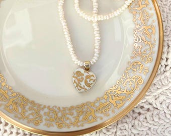 Collier en forme de cœur doré et perle, orné d'un pendentif en porcelaine recyclée et fait main. Bijou sentimental en porcelaine cassée, idéal pour un 30e, 18e ou 20e anniversaire.