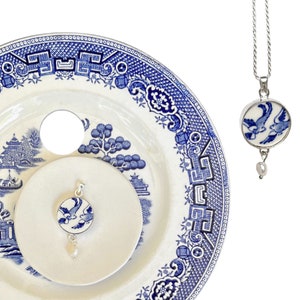 Collier de bijoux en porcelaine brisée romantique Love Birds fait main avec de la porcelaine de saule bleu vintage et de l'argent sterling, cadeau 20e anniversaire de mariage