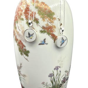 Naszyjnik Flying Blue Bird wykonany ręcznie z RZADKIEJ porcelany Imari poddanej recyklingowi i srebra próby 925, biżuteria z potłuczonej porcelany prezent na urodziny