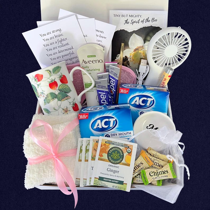 Puede incluir: Una cesta de regalo llena de art&iacute;culos de cuidado personal. Incluye una taza decorada con fresas, un peque&ntilde;o ventilador blanco, pastillas, t&eacute;, un pa&ntilde;o con una cinta rosa y peque&ntilde;os productos para el cuidado de la piel.