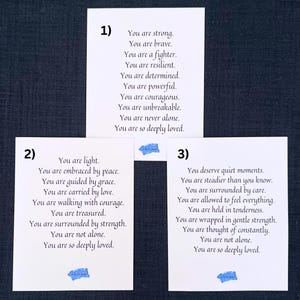 Puede incluir: Tres tarjetas blancas con texto inspirador en fuente negra. Las tarjetas est&aacute;n numeradas 1, 2 y 3. Cada tarjeta tiene un mensaje diferente, como "Eres fuerte" y "Eres ligero". Un peque&ntilde;o logotipo azul est&aacute; en la parte inferior de cada tarjeta.