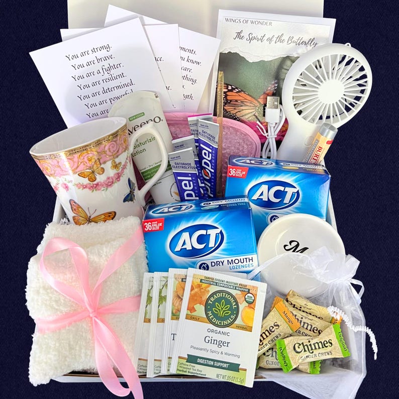 Puede incluir: Una cesta de regalo llena de art&iacute;culos de cuidado personal. Incluye una taza de t&eacute; floral, un peque&ntilde;o ventilador blanco, pastillas para la boca seca ACT, t&eacute; de jengibre, una toalla peque&ntilde;a con una cinta rosa y notas inspiradoras.