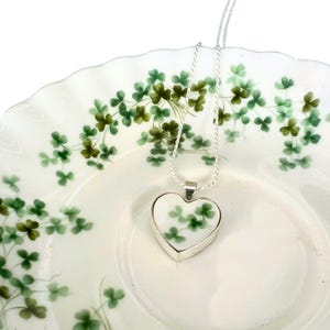 Delikatny naszyjnik w kształcie koniczyny w kształcie serca wykonany ręcznie z porcelany Royal Albert Vintage, zepsuta porcelana, biżuteria irlandzka, prezent dla kobiet na Dzień Świętego Patryka