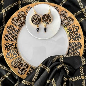 Upcycled Porzellan Ohrringe handgefertigt mit japanischem Wave Seigaiha Muster, Artisan Modern Luxe Schwarz und Gold Porzellan Schmuck Geschenk für Sie