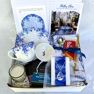 Shelley Dainty Blue China Tee Geschenkbox, Umarmung in einer Box Miss You Geschenk, Denken an Sie Self Care Paket für Sie, durchdachtes Geschenk für Mama Frau