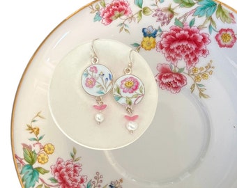Boucles d'oreilles florales botaniques en porcelaine faites à la main avec des fleurs dépareillées recyclées et des pendants de perles, cadeau vintage de bijoux en porcelaine brisée pour elle