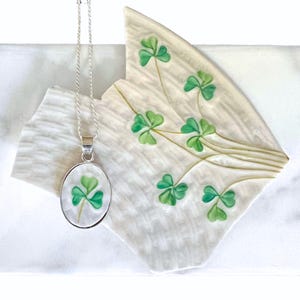 Naszyjnik Vintage Belleek Shamrock China wykonany ręcznie z trójlistnej koniczyny w Chinach, biżuteria z potłuczonej porcelany na prezent dla Irish Pride Heritage Good Lucky