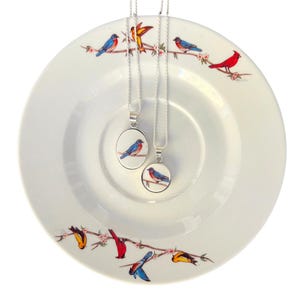 Naszyjnik Blue Robin wykonany ręcznie z odnowionej porcelany vintage, mała zawieszka Bluebird, przemyślana biżuteria z potłuczonej porcelany na szczęście dla kobiet