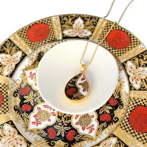 Collar artesanal hecho a mano con porcelana Imari reciclada, un regalo de aniversario de porcelana con un toque de oro y un estilo ecléctico moderno.