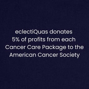 Peut inclure: Texte blanc sur fond bleu fonc&eacute; : "eclectiQuas fait don de 5 % des b&eacute;n&eacute;fices de chaque Cancer Care Package &agrave; l'American Cancer Society."