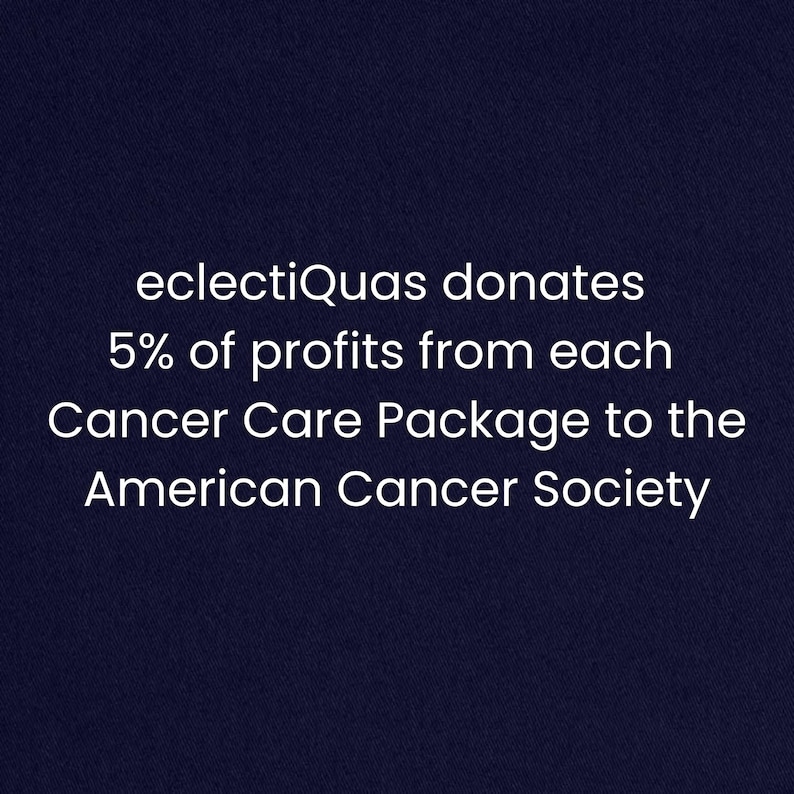 Peut inclure: Texte blanc sur fond bleu fonc&eacute; : "eclectiQuas fait don de 5 % des b&eacute;n&eacute;fices de chaque Cancer Care Package &agrave; l'American Cancer Society."