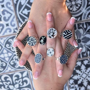 Anelli in porcellana riciclata realizzati a mano con argento sterling e porcellana bianca e nera vintage, anello regolabile, regalo per il suo anniversario in porcellana