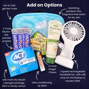 Puede incluir: Una colecci&oacute;n de art&iacute;culos de cuidado personal, que incluye una bolsa de cosm&eacute;ticos azul, paquetes de polvo de electrolitos, caramelos de jengibre, loci&oacute;n, b&aacute;lsamo labial, pastillas para la boca seca y un ventilador de mano recargable con cable USB. La imagen incluye el texto "Add on Options".